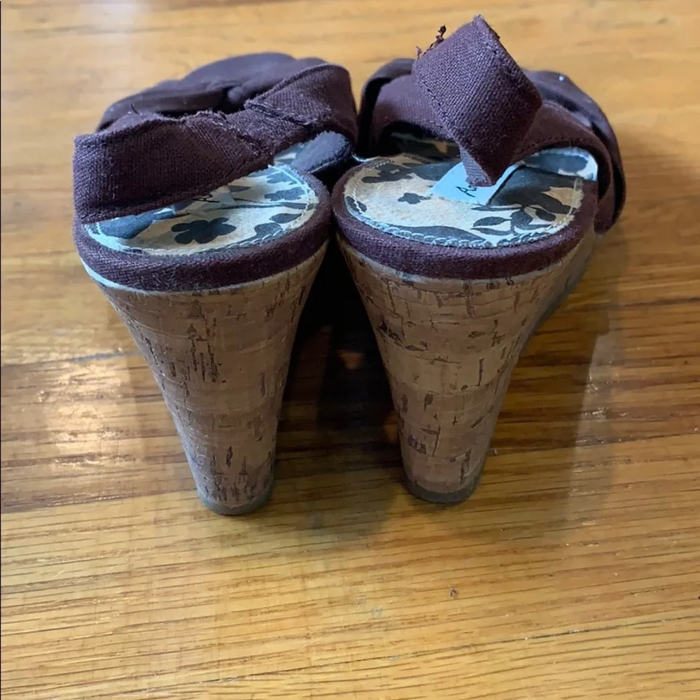 Cute brown wedges - Picture 2 of 3